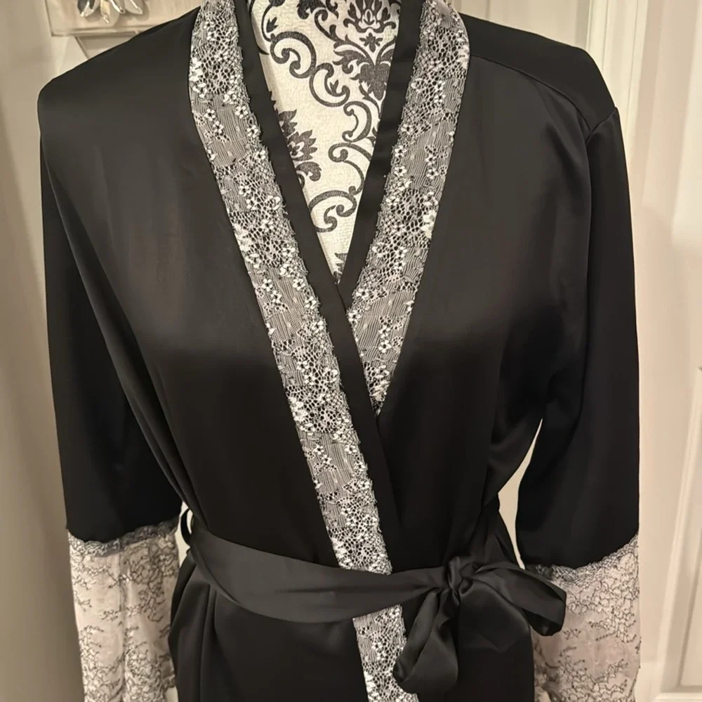 Flora Nikrooz Robe - Picture 2 of 11
